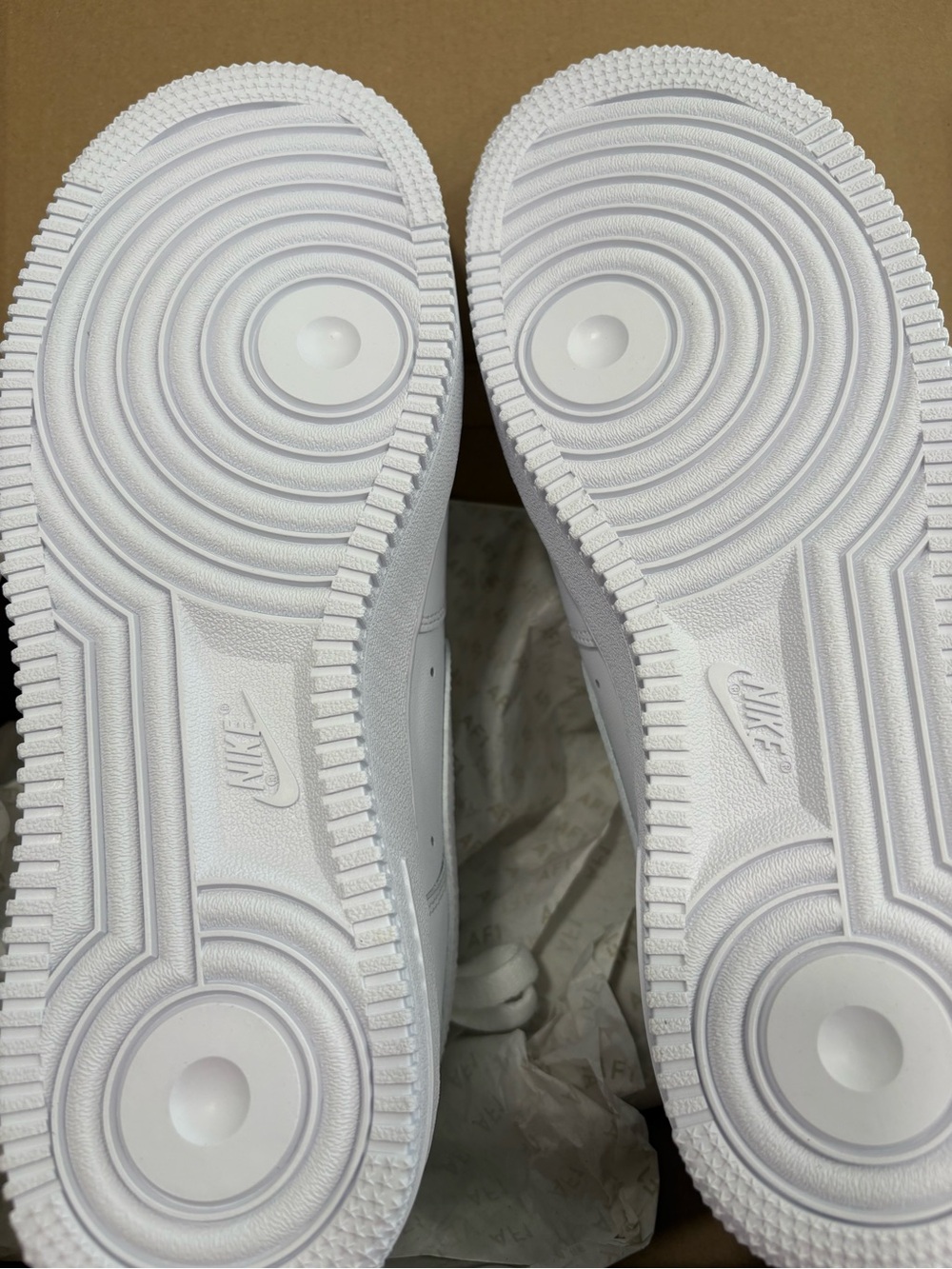 Nike White Leather Low-Top Sneakers BNWT size 8 AT-7/52 - Picture 6 of 8